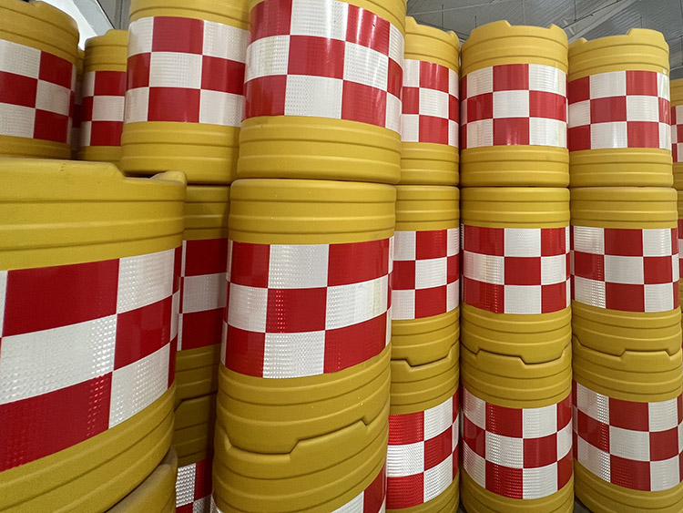 高速公路防撞桶